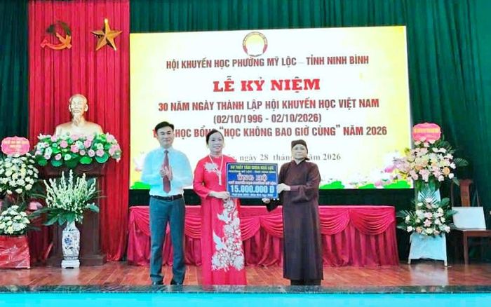 Các nguồn lực xã hội hoá đóng góp vào quỹ khuyến học, khuyến tài. 