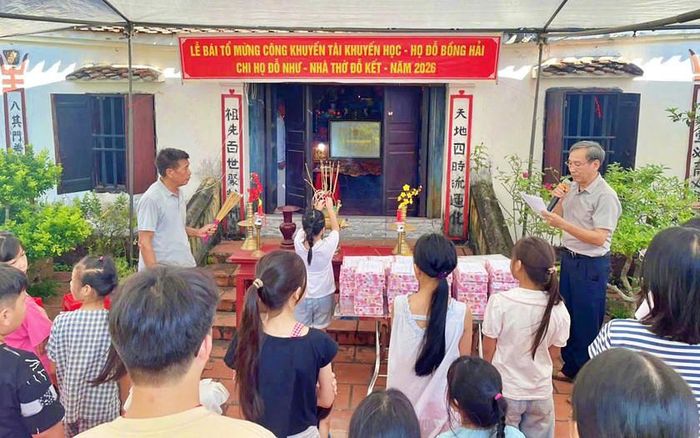 Dòng họ học tập tại Ninh Bình trao phần thưởng cho học sinh trong dòng họ. 