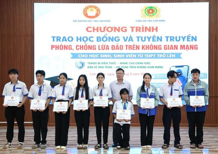 Phó Chủ tịch Thường trực Hội Khuyến học tỉnh Lâm Đồng Đỗ Hoàng Tuấn trao 10 suất học bổng tặng học sinh Trường Trung học Phổ thông Chu Văn An - Gia Nghĩa.