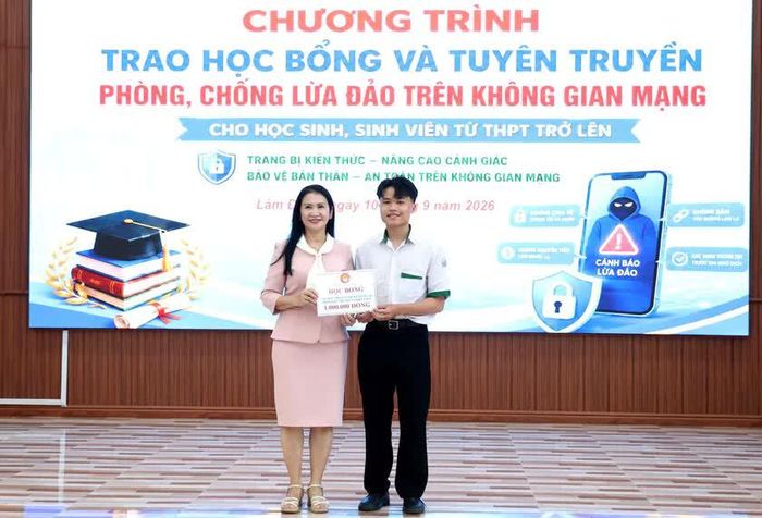 Chủ tịch Hội Khuyến học Lâm Đồng Tôn Thị Ngọc Hạnh trao học bổng cho học sinh.