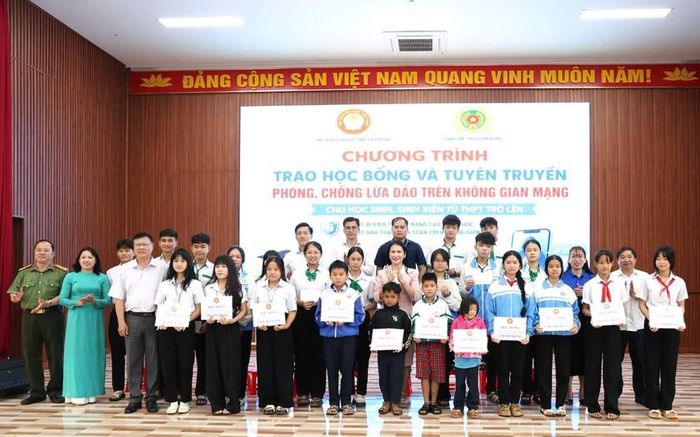 Các học sinh được nhận học bổng tại chương trình.