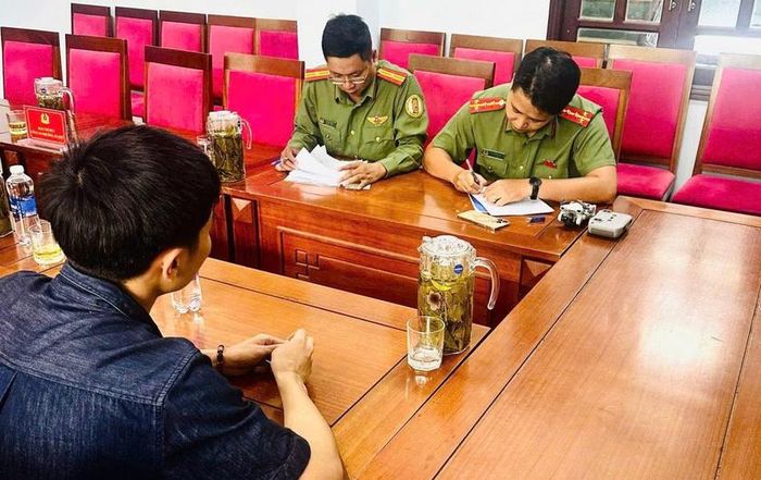 Công an phường An Khê đang làm việc với Đ.T.A. Nguồn: Công an Đà Nẵng