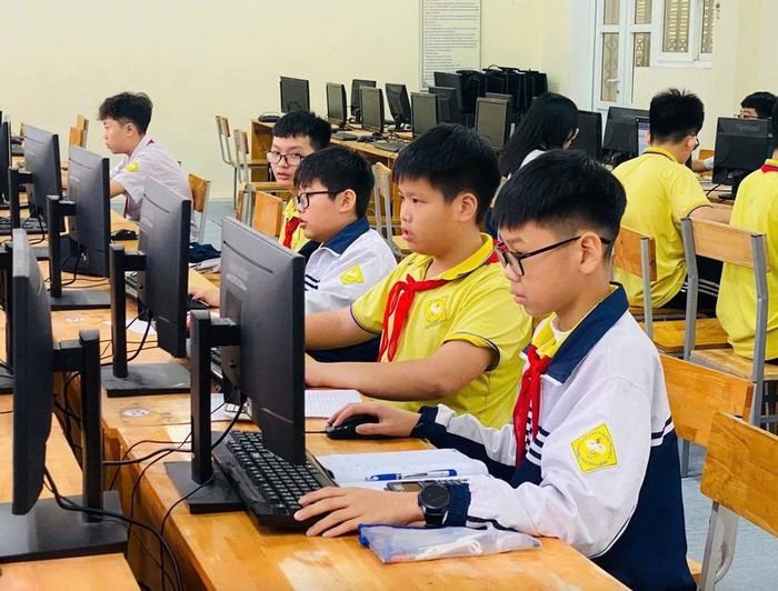 Học sinh Trường THCS Mậu Lương, Hà Nội, thi VioEdu hôm 18/3. Ảnh: Fanpage nhà trường