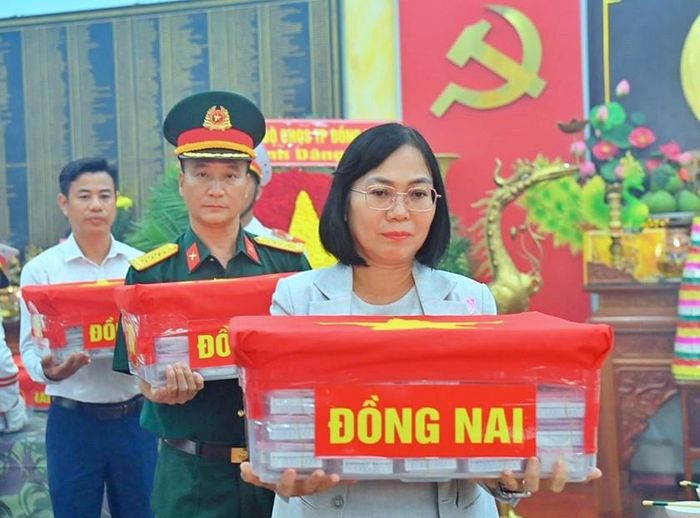 Phó Chủ tịch UBND Thành phố Đồng Nai Nguyễn Thị Hoàng, Trưởng ban Chỉ đạo Tìm kiếm, quy tập và xác định danh tính hài cốt liệt sĩ Thành phố và đại biểu trang trọng bàn giao các mẫu phẩm để giám định ADN.