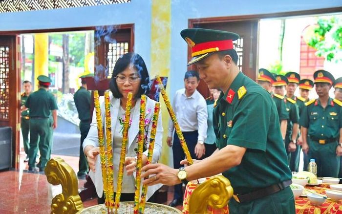 Ban chỉ đạo Thành phố Đồng Nai thắp nén nhanh tri ân các anh hùng liệt sĩ.