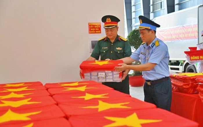 Đại diện Quân chủng Phòng không không quân - đơn vị vận chuyển các mẫu phẩm nhận bàn giao tại ga Quân sự, Cảng hàng không quốc tế Tân Sơn Nhất.