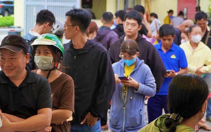Phụ huynh xếp hàng mua sách giáo khoa tại Nhà xuất bản Giáo dục Việt Nam Thành phố Hồ Chí Minh.