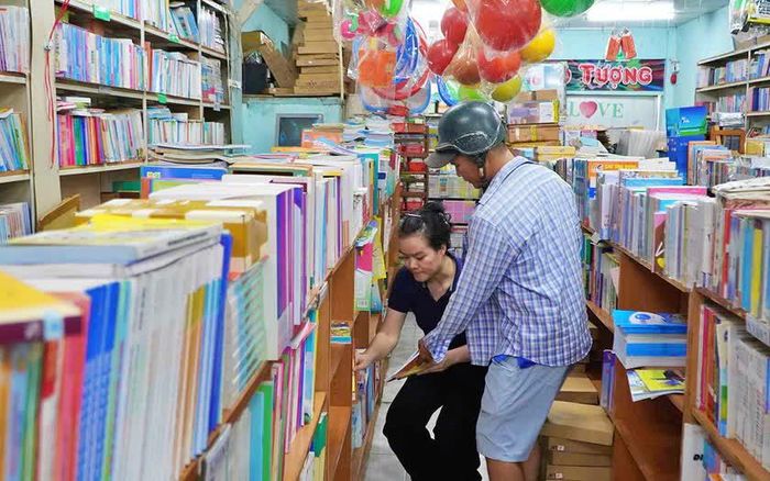 Phụ huynh tìm mua sách giáo khoa cho con tại các nhà sách trên địa bàn Thành phố Hồ Chí Minh.