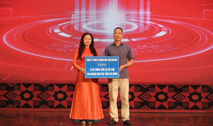 Công ty TNHH Tự động hóa Thái Nguyên trao tặng 15 hệ thống thiết bị sấy khô cho các trường phổ thông trên địa bàn tỉnh Cao Bằng.