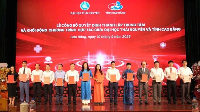 Đại học Thái Nguyên và tỉnh Cao Bằng trao các biên bản ghi nhớ, hợp tác và quà tặng tại chương trình buổi lễ
