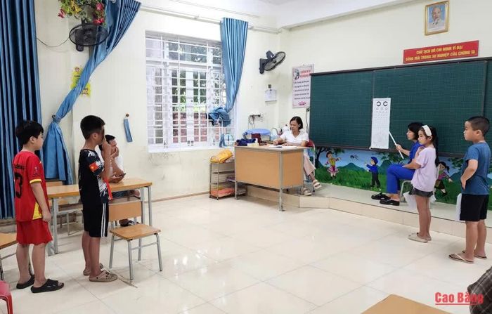Cán bộ y tế khám sức khỏe đầu năm học 2026 - 2027 cho trẻ em, học sinh tại các cơ sở giáo dục.