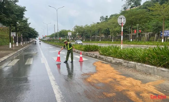Công an phường Thục Phán đặt các cột nhựa phản quang cảnh báo từ xa, điều tiết giao thông đảm bảo cho người và phương tiện tham gia giao thông.