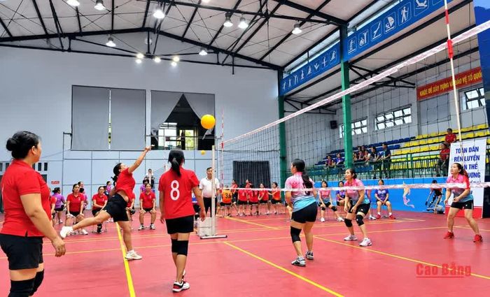 Trận mở màn giữa đội bóng phường Thục Phán và Hội Người cao tuổi tỉnh diễn ra ngay sau lễ khai mạc.