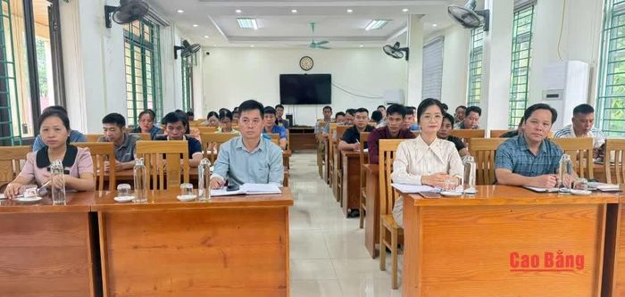 Đại biểu và học viên dự lớp bồi dưỡng nghiệp vụ công tác Đảng tại xã Cần Yên.