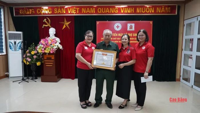 Thừa ủy quyền, Hội Chữ thập đỏ tỉnh trao bằng khen của Hội Nạn nhân chất độc da cam/dioxin Việt Nam tặng cá nhân có nhiều đóng góp trong phong trào “Vì nạn nhân chất độc da cam” giai đoạn 2021 - 2026.