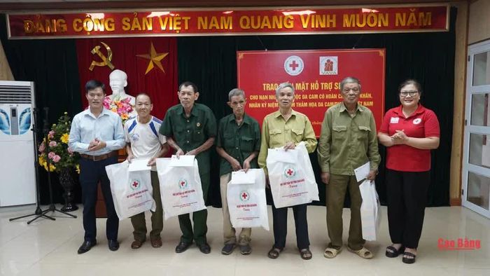 Lãnh đạo Hội Chữ thập đỏ tỉnh trao tiền mặt hỗ trợ sinh kế cho các gia đình nạn nhân chất độc da cam hoàn cảnh khó khăn.