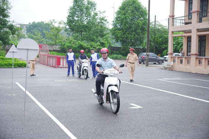 Các học viên thực hành kỹ năng lái xe an toàn.