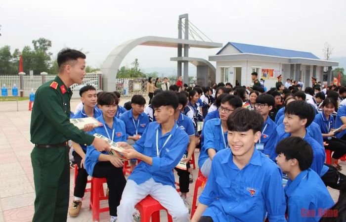 Ban tuyển sinh quân sự tỉnh tuyên truyền hướng nghiệp tuyển sinh quân sự tại Trường Phổ thông Dân tộc nội trú tỉnh.