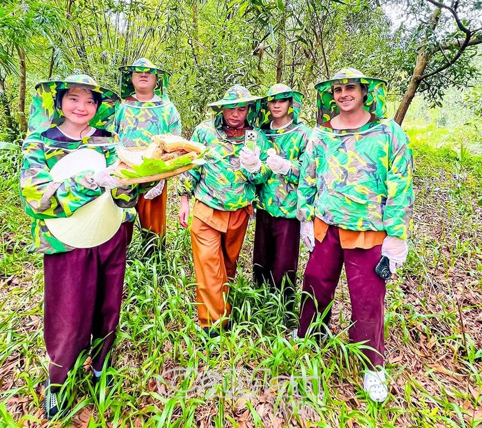 Du khách nước ngoài trải nghiệm lấy tổ ong rừng tại Khu Du lịch sinh thái Cà Mau Eco.