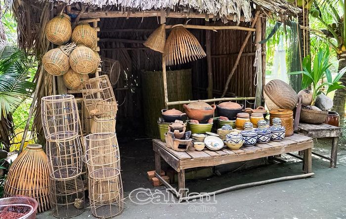 Một góc không gian chợ quê của Khu Du lịch sinh thái Cà Mau Eco.