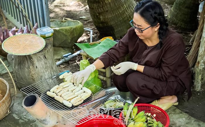 Du khách được trải nghiệm nướng chuối tại không gian chợ quê của Khu Du lịch sinh thái Cà Mau Eco.