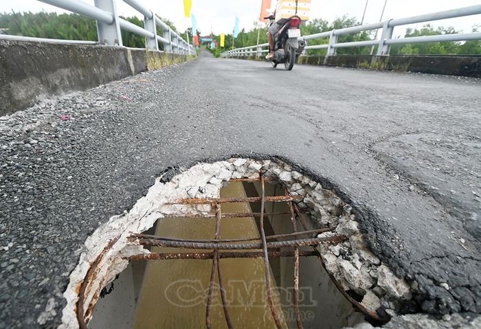 Nhiều cây cầu trên tuyến đường ô tô (xã Viên An và xã Viên An Đông trước đây), nay thuộc Xã Phan Ngọc Hiển và xã Đất Mũi, bị xuống cấp nghiêm trọng, cần được khắc phục ngay để tránh xảy ra sự việc đáng tiếc.