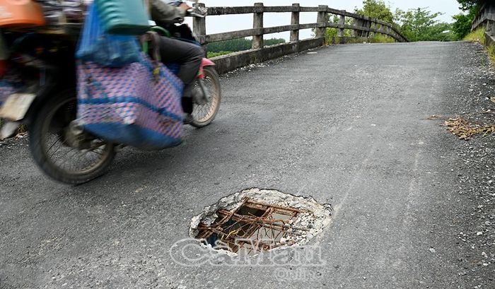 Hố lớn xuất hiện trên mặt cầu Ông Bọng, xã Đất Mũi.