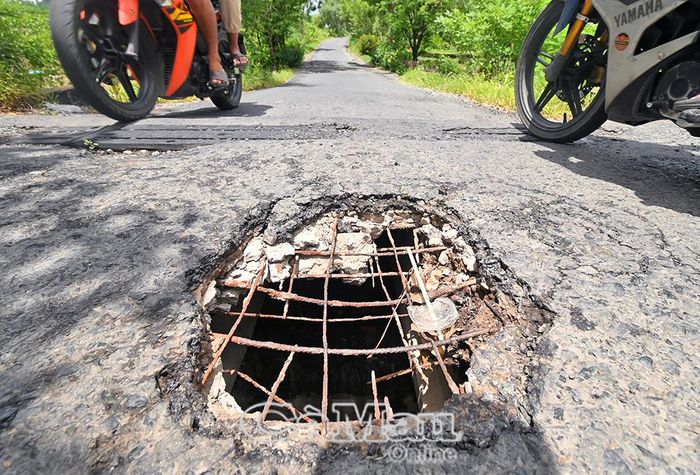 Hố lớn xuất hiện trên mặt cầu Xẻo Đước, Xã Phan Ngọc Hiển.