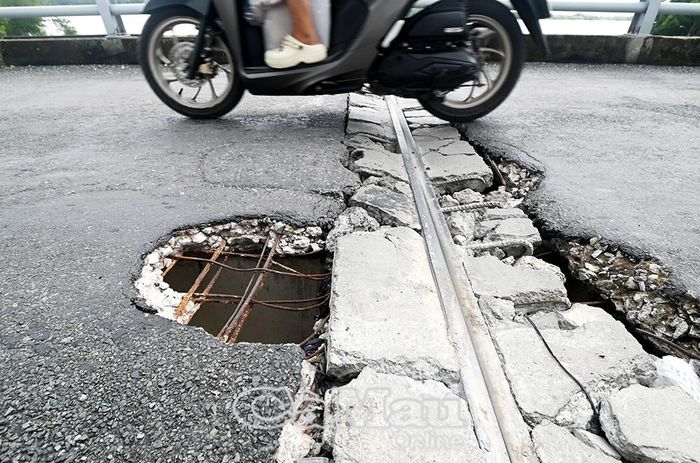 Mặt cầu Ông Thuộc, xã Đất Mũi xuống cấp nghiêm trọng, nguy cơ cao về mất an toàn giao thông.