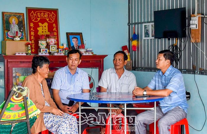 Cán bộ Mặt trận xã Phú Tân thăm hỏi, nắm bắt tâm tư, nguyện vọng của người dân trong căn nhà Ðại đoàn kết ấm áp nghĩa tình.