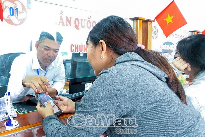 Người dân được hướng dẫn, giải quyết thủ tục hành chính nhanh gọn tại Trung tâm Phục vụ hành chính công Xã Lương Thế Trân.
