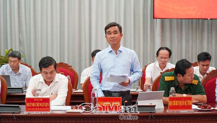 Phó Giám đốc Sở Nông nghiệp và Môi trường tỉnh Cà Mau Phạm Văn Mười thông tin về công tác quản lý tổng hợp tài nguyên vùng bờ và giao khu vực biển trên địa bàn tỉnh.