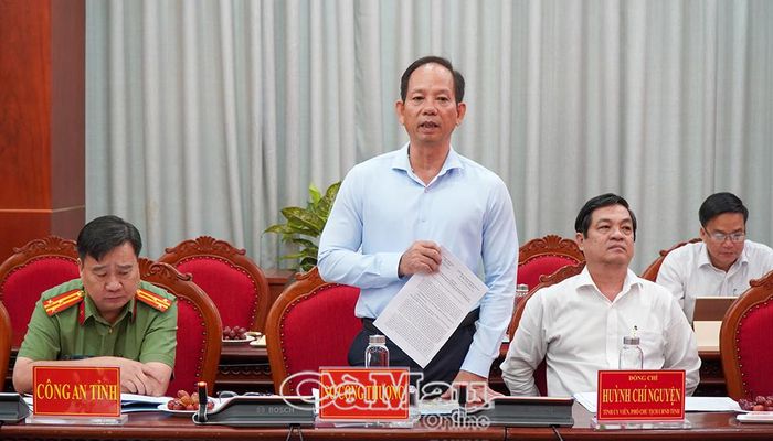  Giám đốc Sở Công Thương tỉnh Cà Mau Nguyễn Chí Thiện báo cáo tiến độ triển khai các dự án lưới điện và điện gió ngoài khơi với Đoàn công tác của Quốc hội.