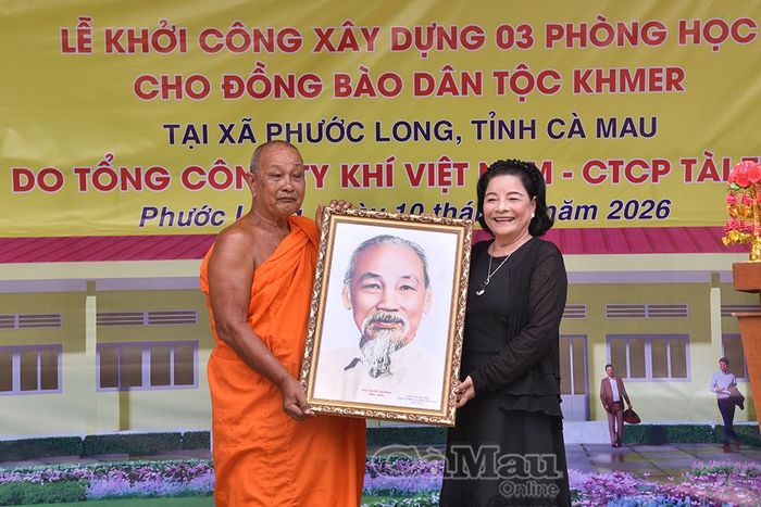 Bà Nguyễn Thị Như Thuỷ, Chủ tịch Hội đồng hương TP Cần Thơ tại TP Hồ Chí Minh, trao tặng chùa Đìa Muồng