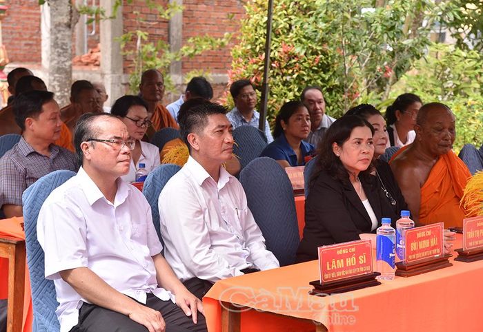 Phó Chủ tịch Uỷ ban MTTQ Việt Nam tỉnh Cà Mau Bùi Minh Hải (thứ 2 từ trái sang), Giám đốc Báo và phát thanh, truyền hình Cà Mau Lâm Hồ Sỹ (bìa trái) và các đại biểu dự lễ khởi công.