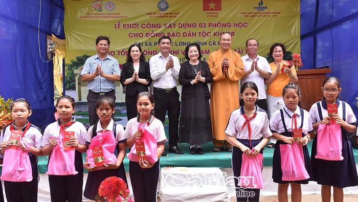 Các đại biểu trao quà Trung thu cho học sinh Khmer có hoàn cảnh khó khăn.