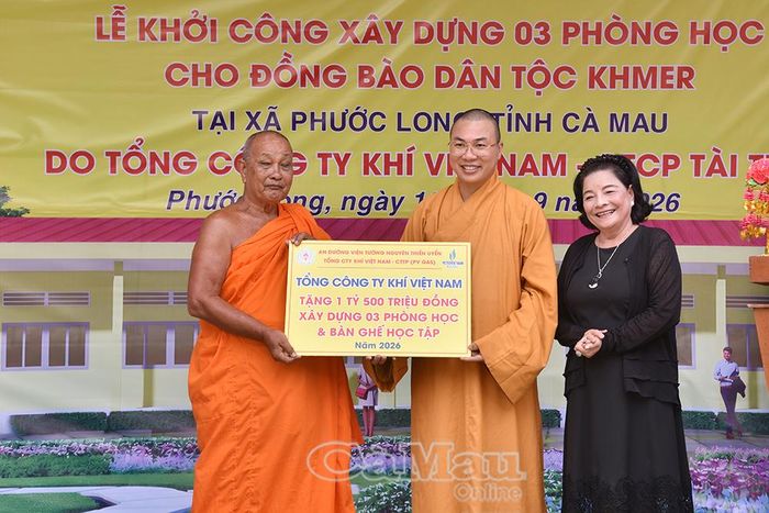 Thượng toạ Thích Minh Phú, Chủ tịch Hội Từ thiện chùa Tường Nguyên và bà Nguyễn Thị Như Thuỷ, Chủ tịch Hội đồng hương TP Cần Thơ tại TP Hồ Chí Minh trao bảng tượng trưng kinh phí xây dựng công trình cho Hoà thượng Lý Sa Mouth, Trụ trì chùa Đìa Muồng (bìa trái).