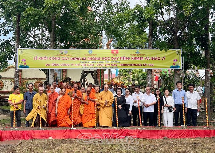 Các đại biểu thực hiện nghi thức khởi công công trình.