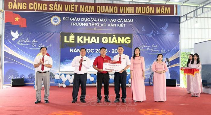 Các cơ sở giáo dục tích cực huy động nguồn lực xã hội, chăm lo học sinh có hoàn cảnh khó khăn đầu năm học mới.