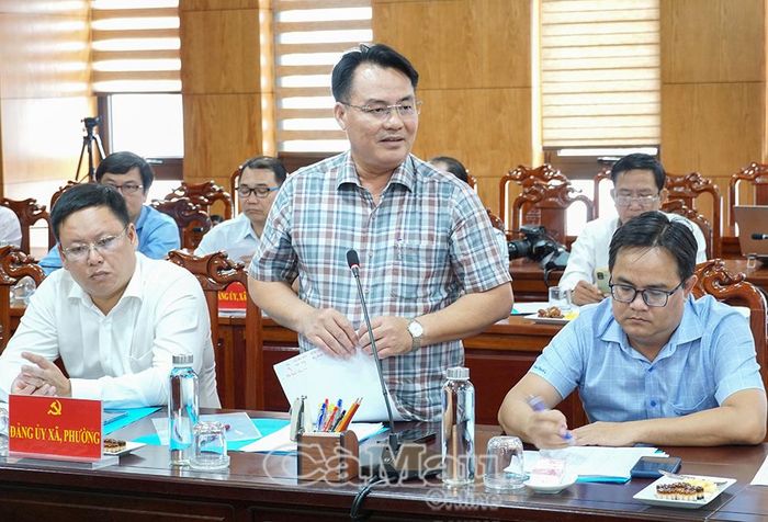  Chủ tịch UBND xã Năm Căn Võ Văn Hành thông tin tình hình HTX trên địa bàn.