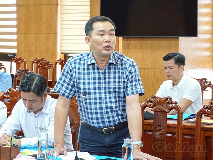  Ông Trịnh Văn Cường, Chủ tịch Hội đồng quản trị Hợp tác xã Nông nghiệp Vĩnh Cường, xã Vĩnh Mỹ, chia sẻ tại cuộc họp.