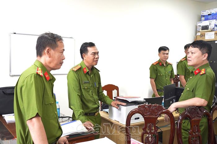 Thượng tá Đặng Hải Dũng, Phó Viện trưởng, kiêm Phân viện trưởng Phân viện Khoa học hình sự tại TP Hồ Chí Minh (bìa phải), trực tiếp kiểm tra các mặt công tác tại phòng Kỹ thuật hình sự Công an tỉnh Cà Mau.