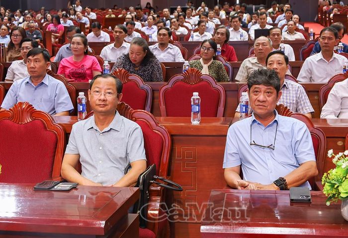 Đồng chí Nguyễn Huy Thái, Phó Trưởng ban Tuyên giáo Tỉnh uỷ (bìa phải hàng đầu) và ông Nguyễn Quốc Thanh, Giám đốc Sở Văn hoá, Thể thao và Du lịch (bìa trái hàng đầu) tham dự hội nghị.