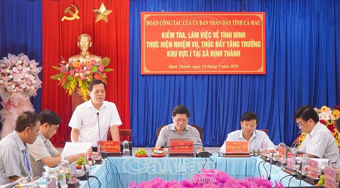 Ông Nguyễn Trung Hiếu, Chủ tịch UBND xã Định Thành báo cáo tình hình thực hiện nhiệm vụ phát triển sản xuất, thúc đẩy tăng trưởng kinh tế.
