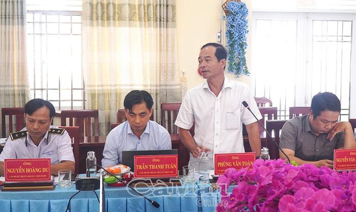 Ông Phùng Văn Toàn, Phó Trưởng phòng Kỹ thuật, Trung tâm Khuyến nông tỉnh Cà Mau, phát biểu thảo luận tại buổi làm việc.