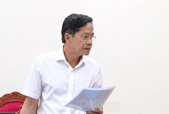 Phó Giám đốc Sở GD&ĐT Tạ Thanh Vũ báo cáo tiến độ triển khai các đề án trọng điểm về giáo dục, đào tạo.