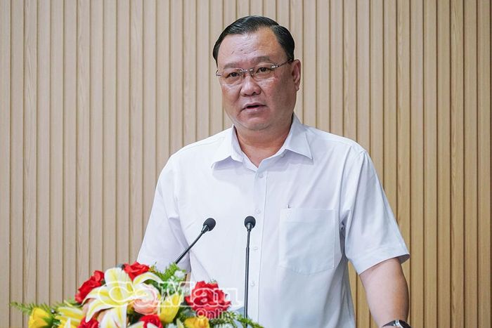 Giám đốc Sở Tài chính Huỳnh Công Quân báo cáo tình hình kinh tế - xã hội tháng 8, tình hình thực hiện các dự án và giải ngân vốn đầu tư công.