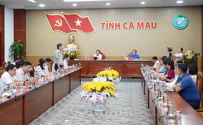 Đại biểu tham dự phiên họp tại điểm cầu UBND tỉnh.