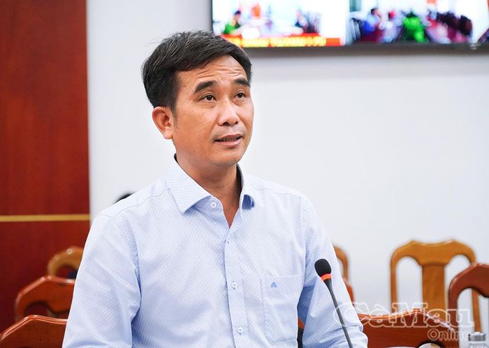 Phó Giám đốc Sở Nông nghiệp và Môi trường tỉnh Cà Mau Phạm Văn Mười thông tin tình hình sản xuất nông, lâm, thuỷ sản; đề nghị các địa phương chủ động mùa vụ, phòng, chống dịch bệnh và tăng cường liên kết sản xuất.
