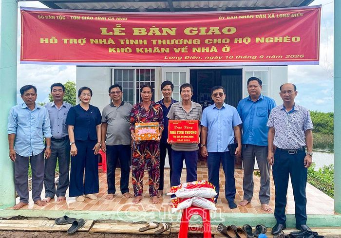 Ông Dương Minh Vũ, Phó Giám đốc Sở Dân tộc và Tôn giáo tỉnh Cà Mau (thứ 3 từ phải qua) cùng đại diện UBND xã Long Điền bàn giao nhà cho hộ ông Nguyễn Văn Trưởng, ấp Doanh Điền.